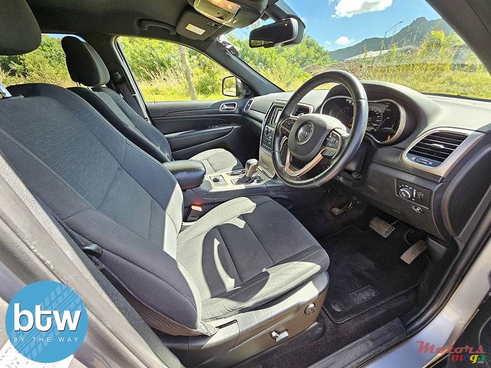 2016' Jeep Grand Cherokee photo #6