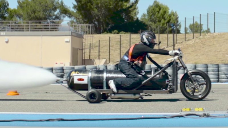 Watch water-powered rocket trike do 260 km/h