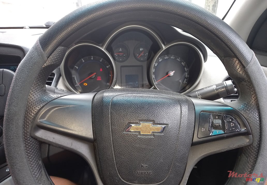 2011' Chevrolet Cruze photo #5