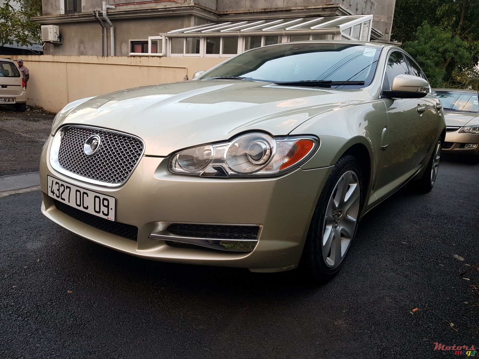 2009' Jaguar XF LIMITED photo #2