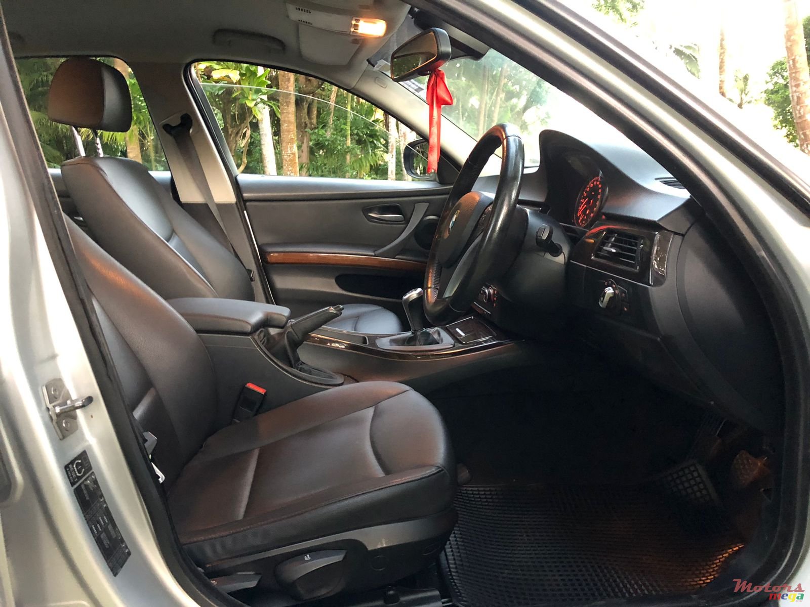 2010' BMW 320i photo #4