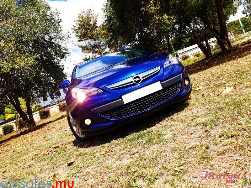 2014' Opel Astra GTC photo #1