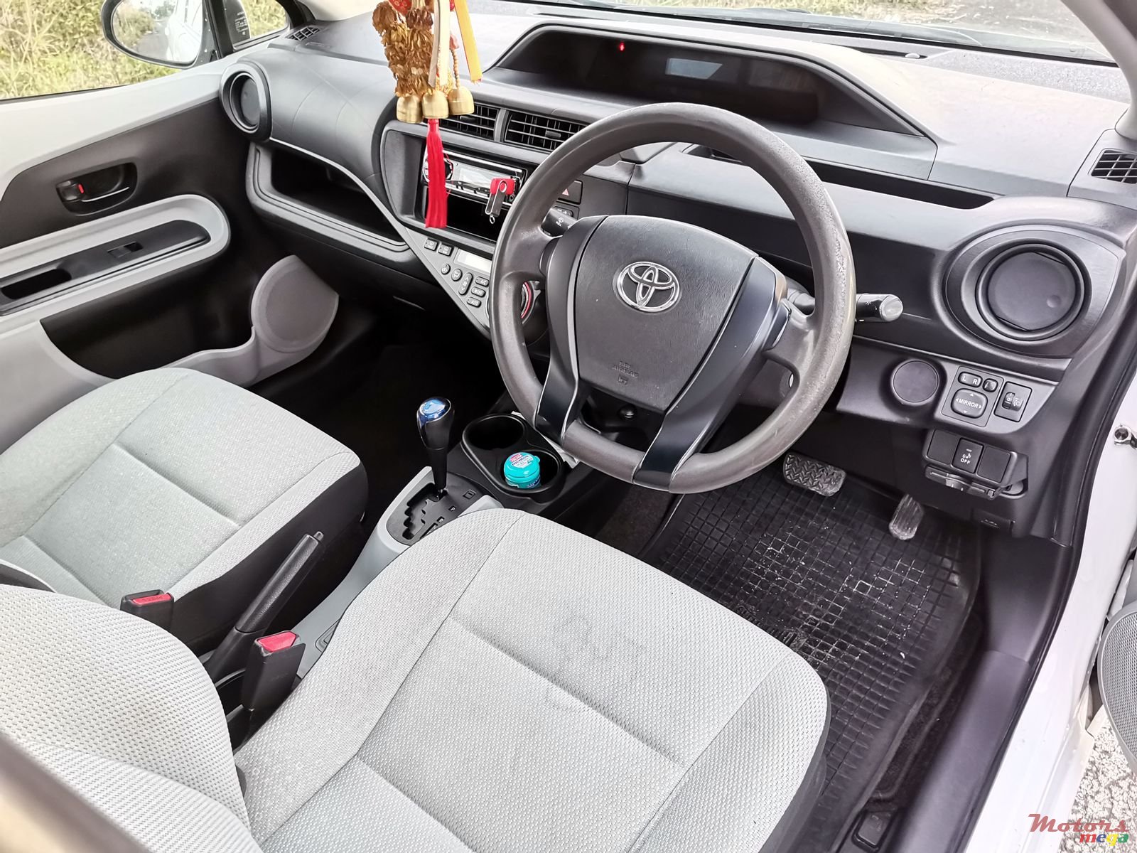 2013' Toyota Aqua photo #5