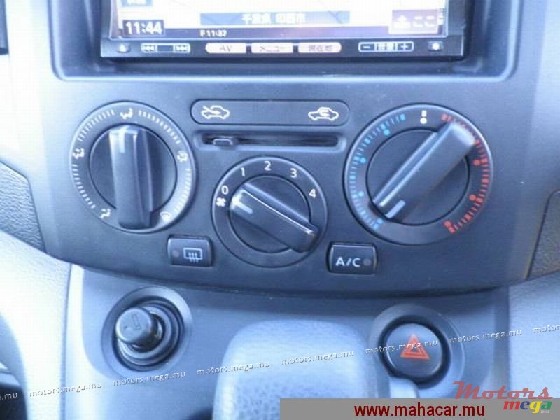 2009' Nissan NV 200 photo #2