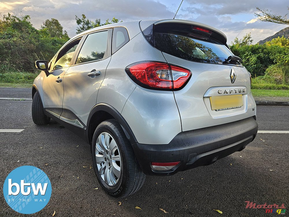 2015' Renault Captur photo #2