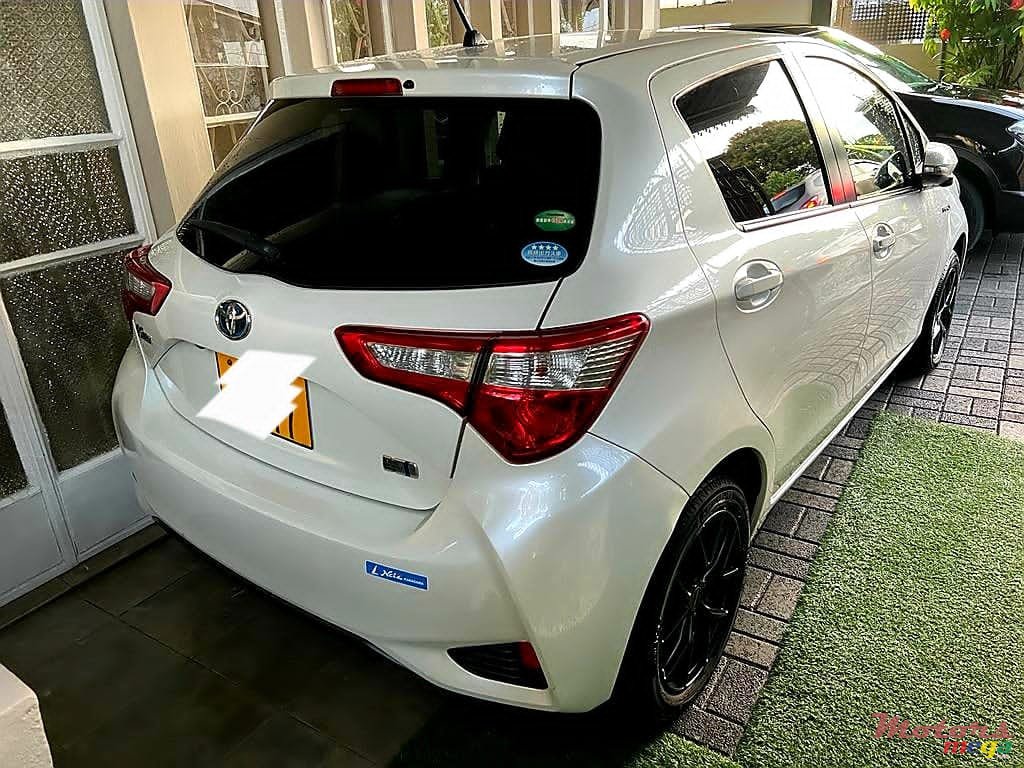 2017' Toyota Vitz photo #4