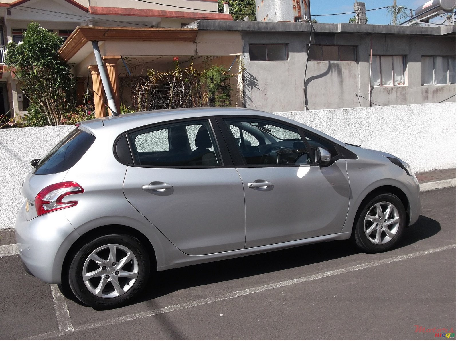 2013' Peugeot 208 photo #1