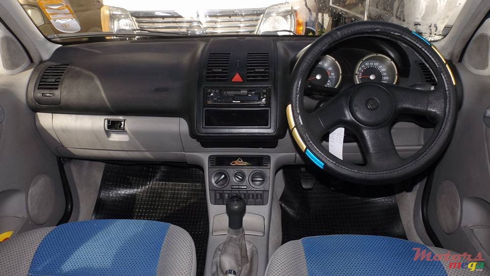 2002' Volkswagen Polo photo #5