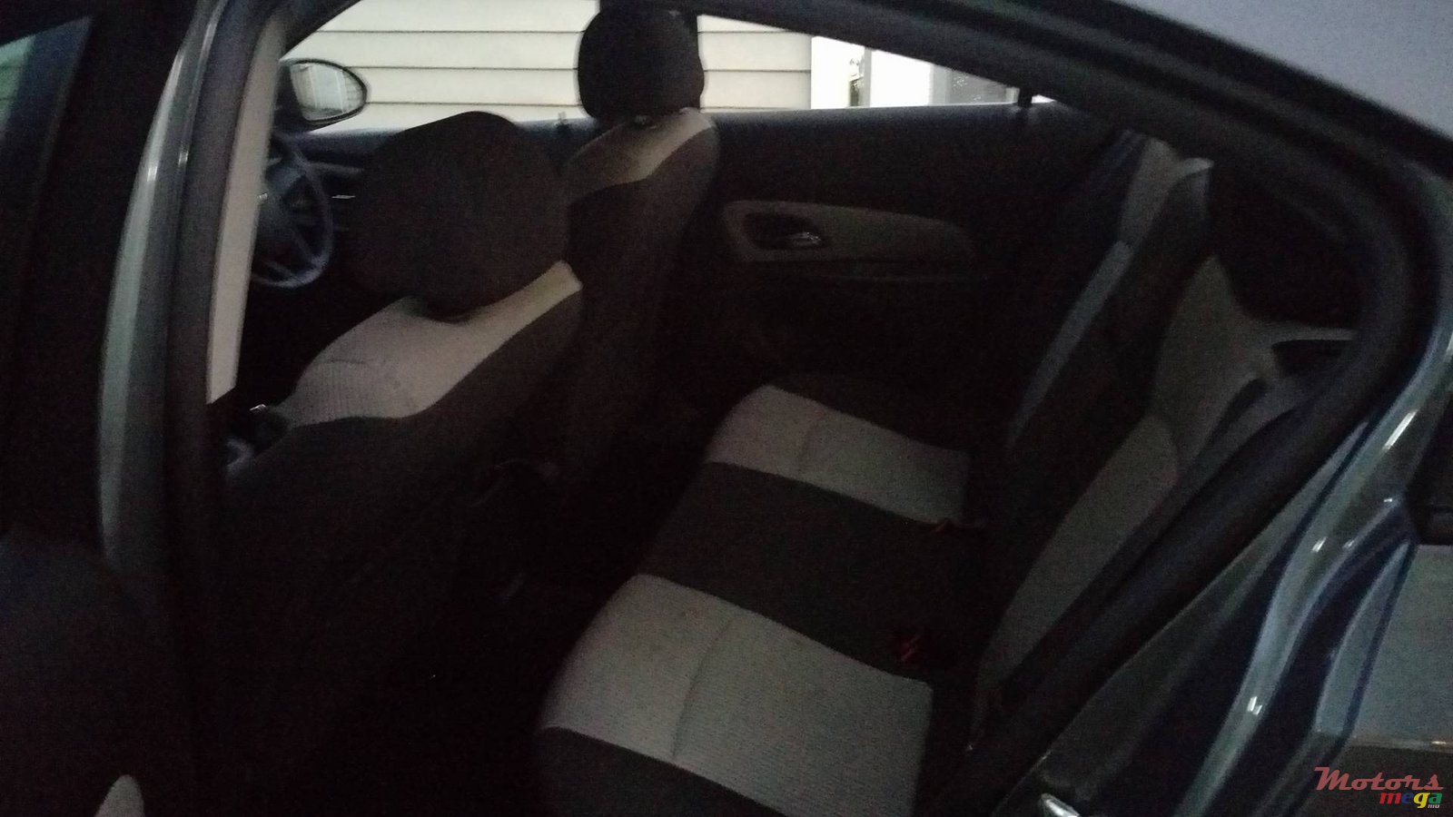 2011' Chevrolet Cruze photo #5