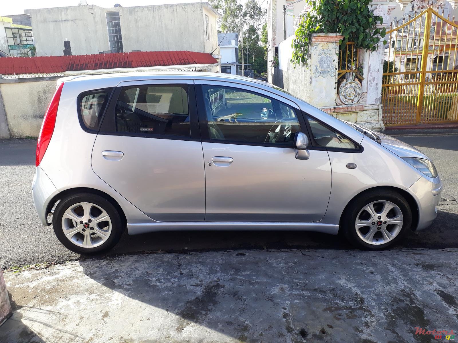 2003' Mitsubishi Colt photo #1