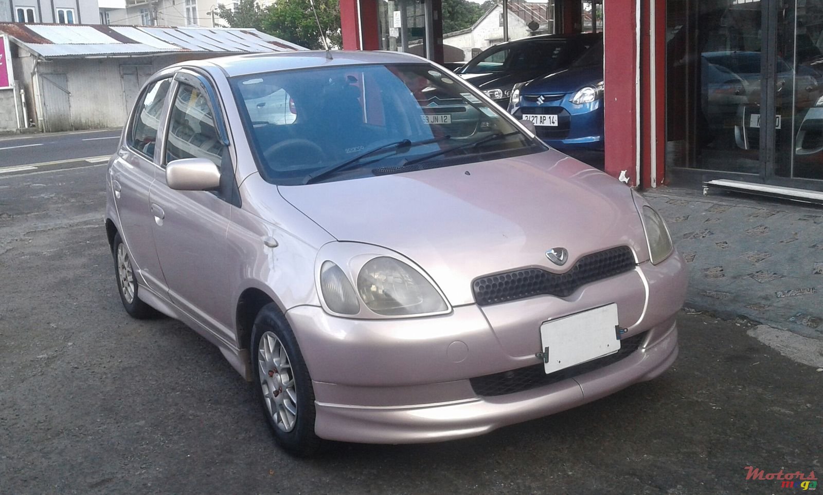 1999' Toyota Vitz photo #1