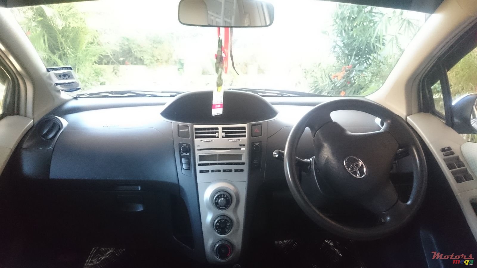 2006' Toyota Vitz photo #4