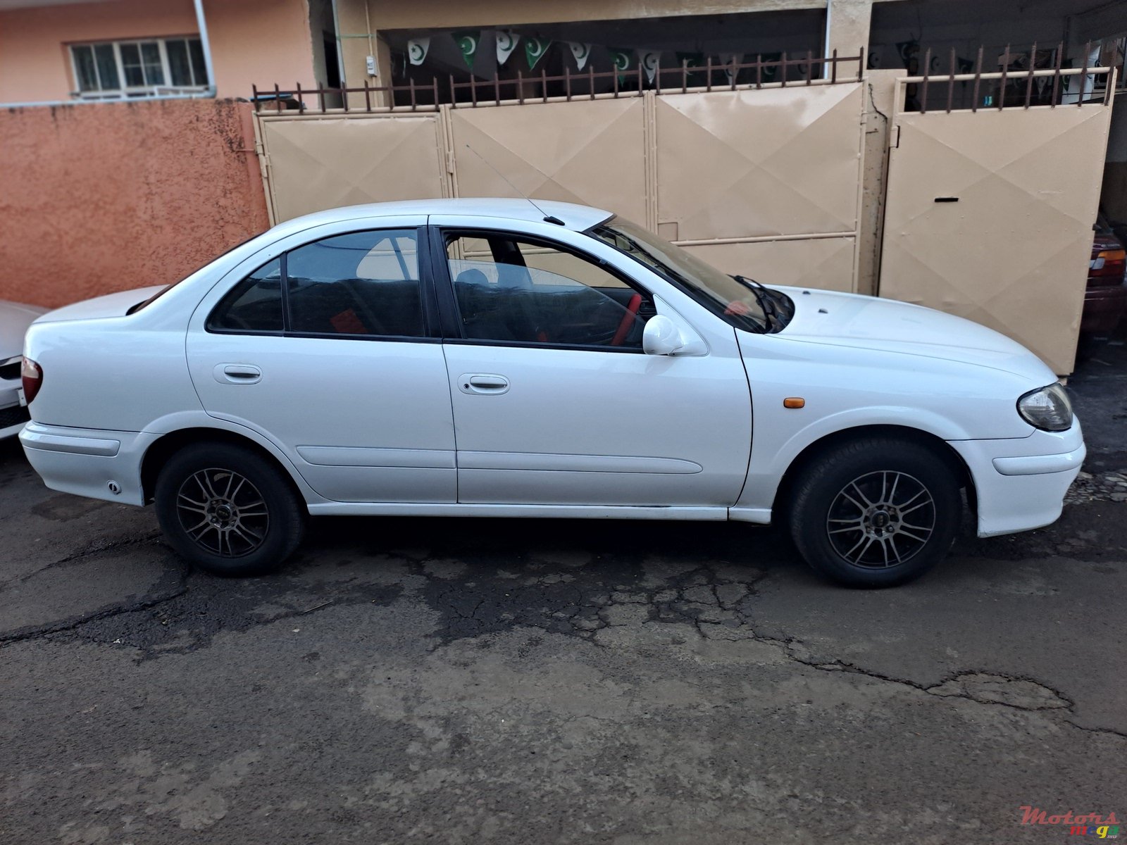 2000' Nissan Sunny photo #2