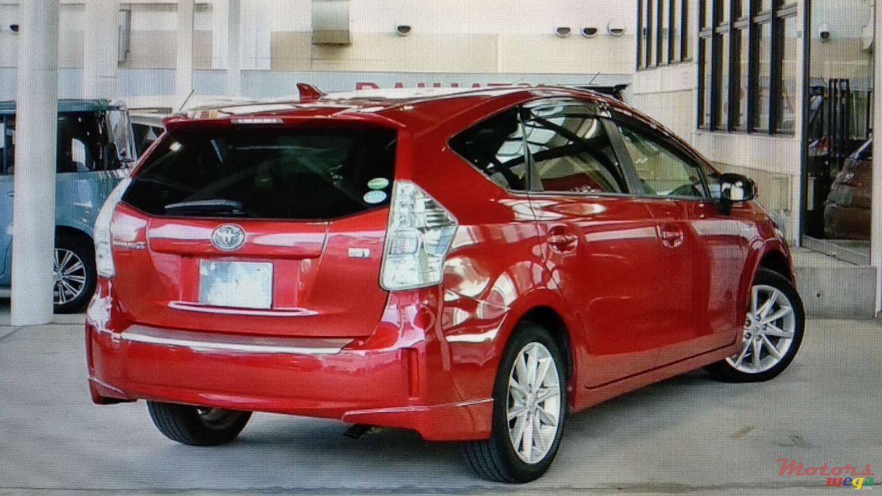 2015' Toyota Prius v photo #5