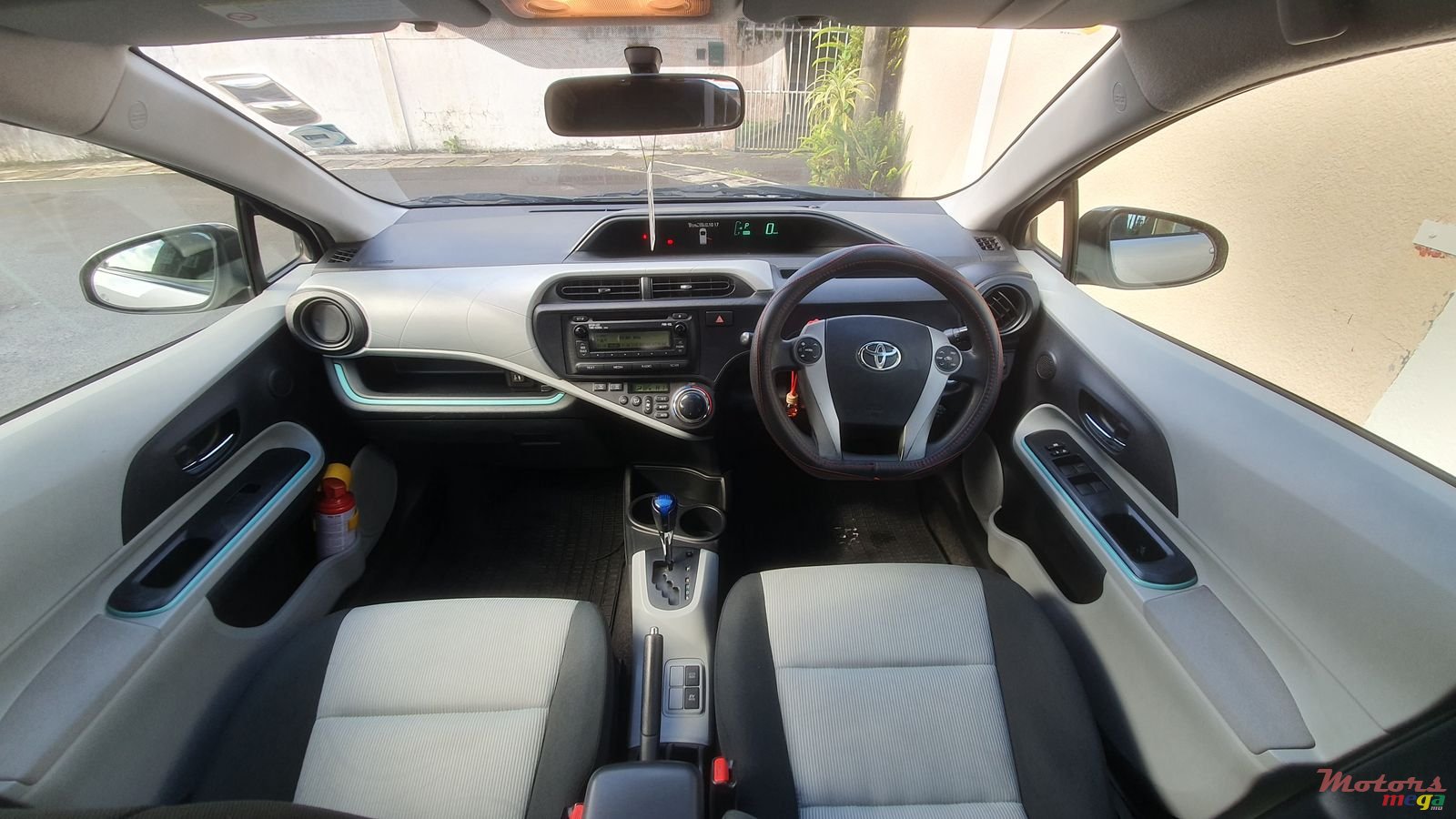 2012' Toyota Prius photo #4