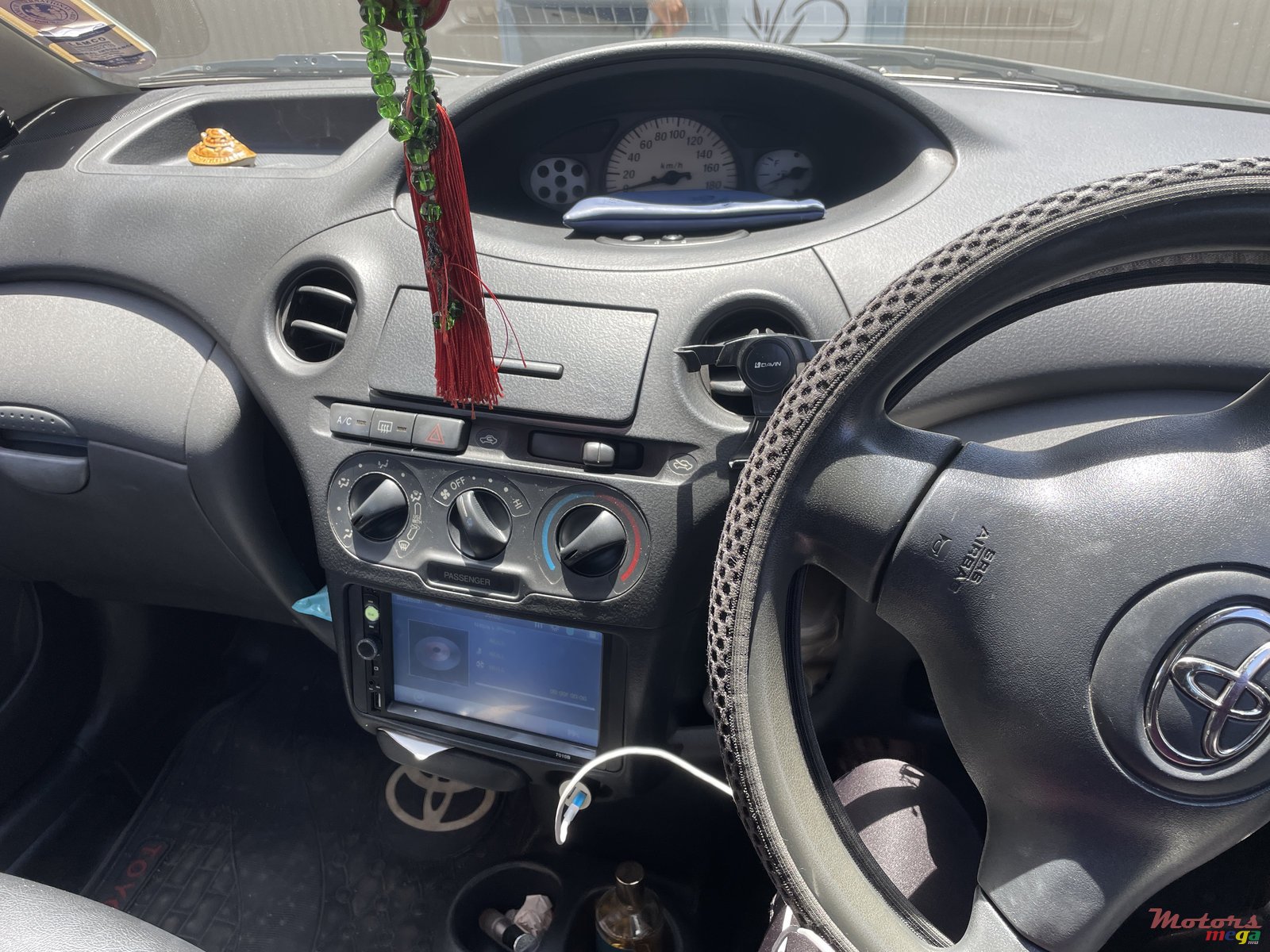 2003' Toyota Vitz photo #2