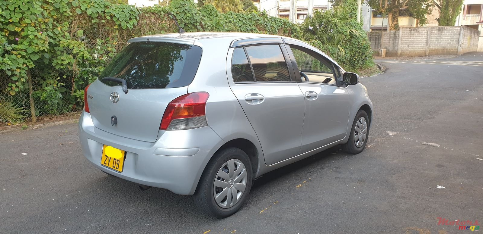 2009' Toyota Vitz photo #2