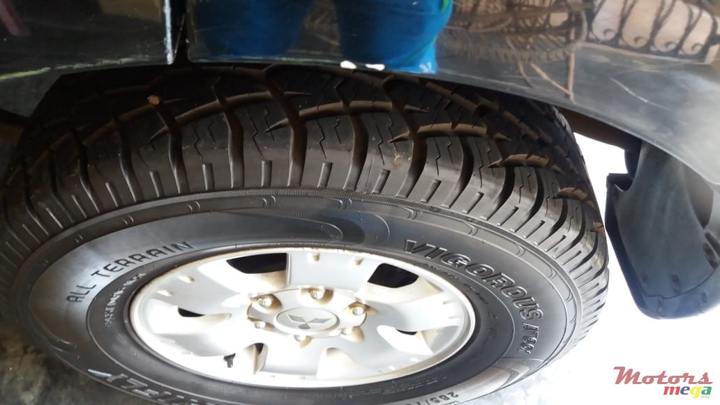 2006' Mitsubishi Pajero photo #4