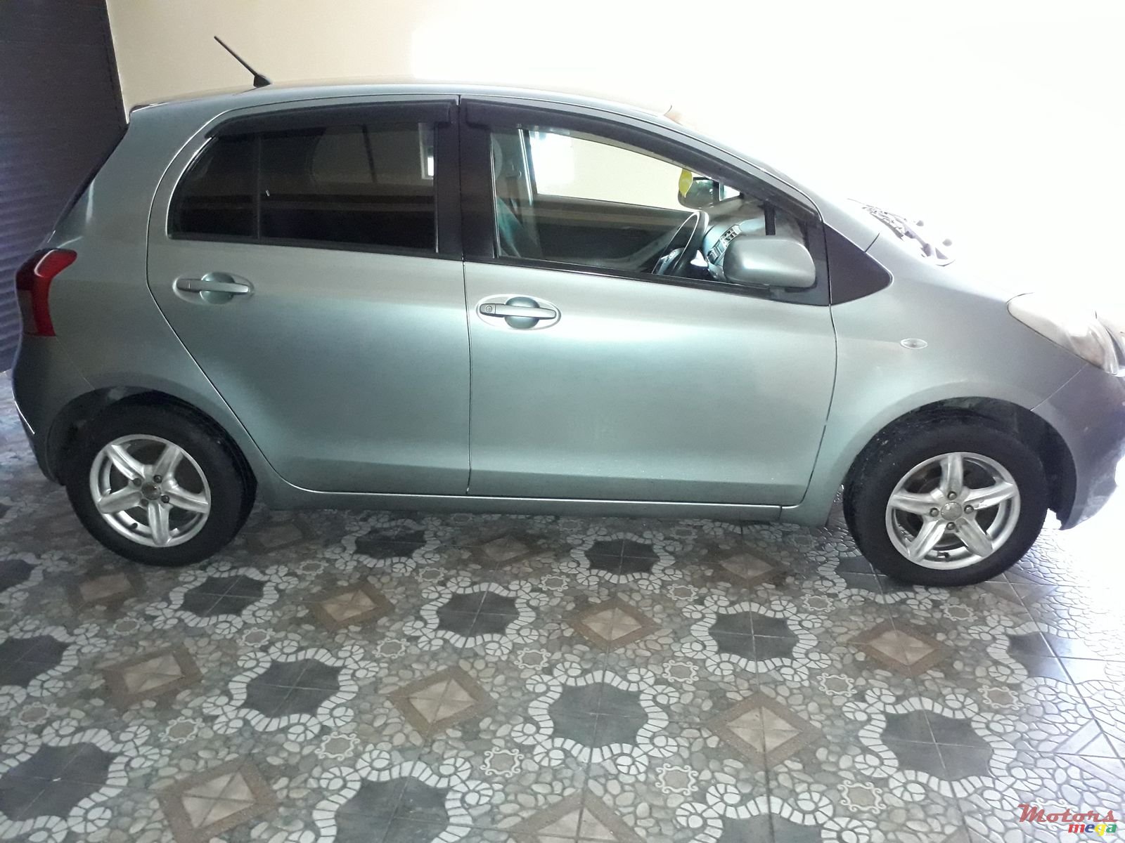2006' Toyota Vitz photo #2