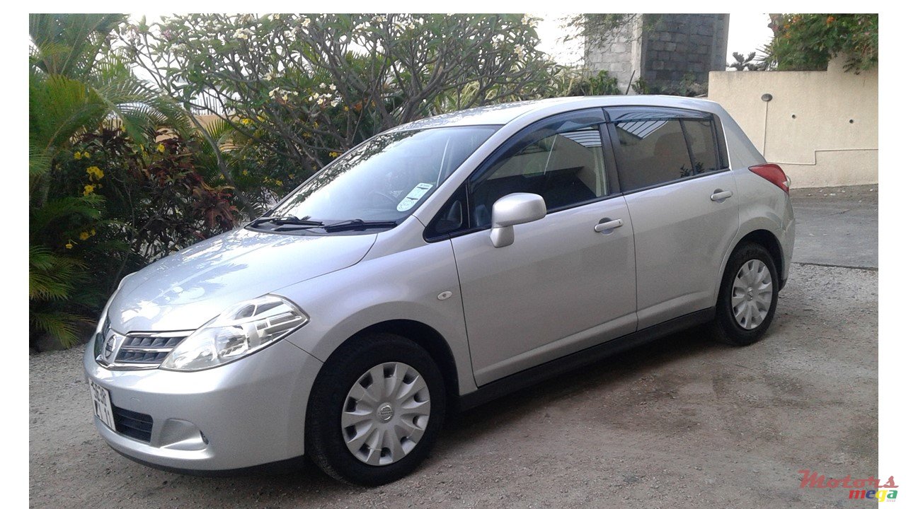 2011' Nissan Tiida photo #1