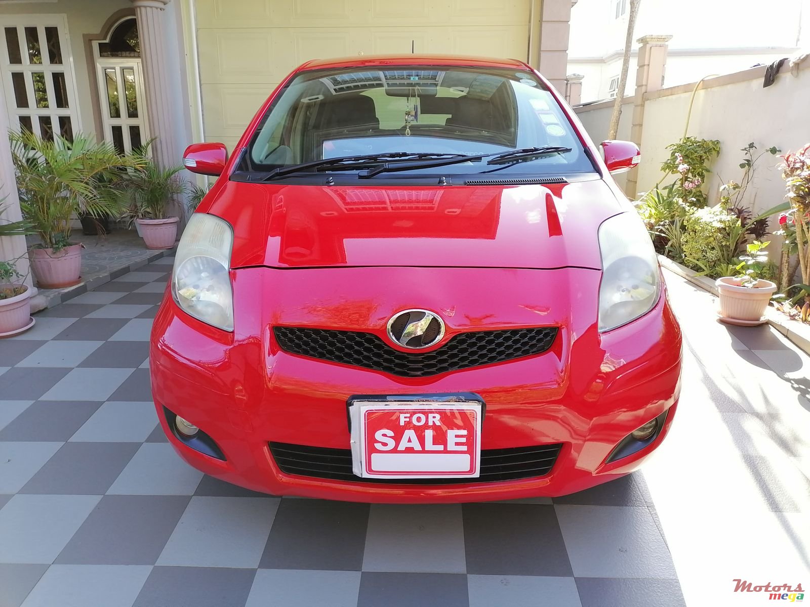 2009' Toyota Vitz photo #1