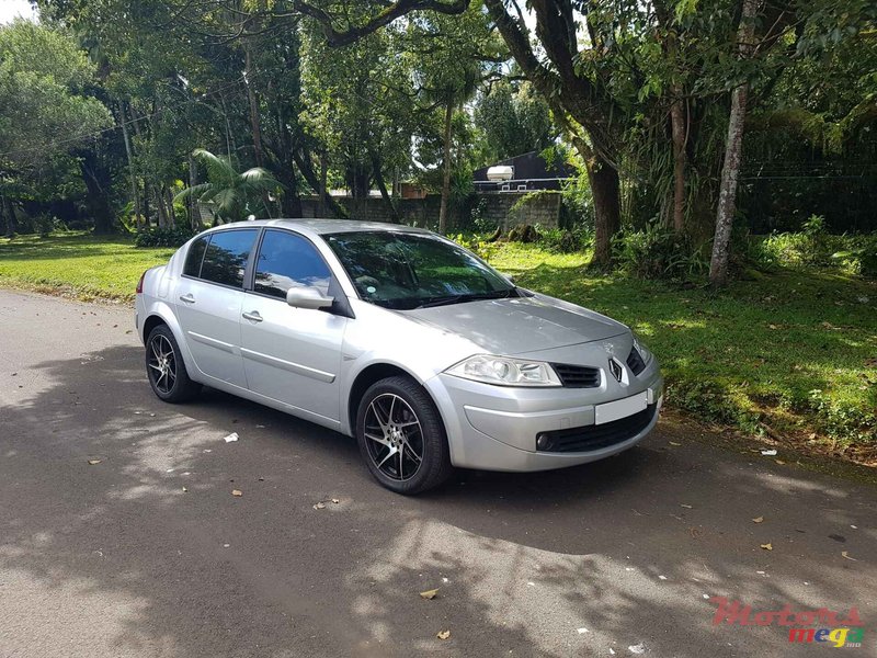 2008' Renault Megane sedan photo #1