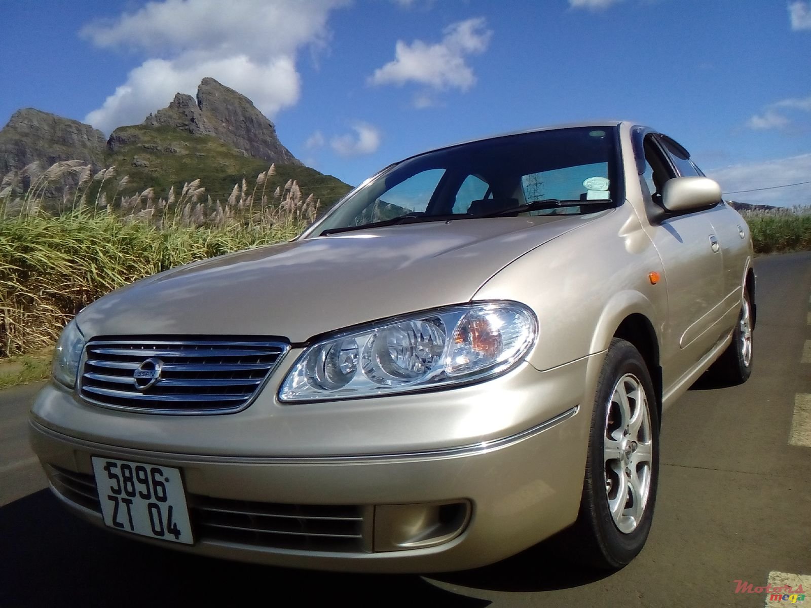 2004' Nissan Sunny photo #1