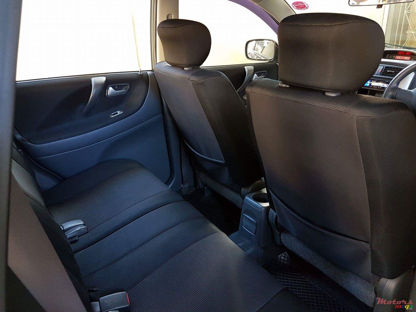 2004' Suzuki Liana photo #5