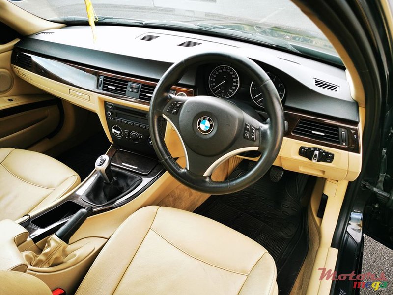 2011' BMW 3 Series 320i photo #4