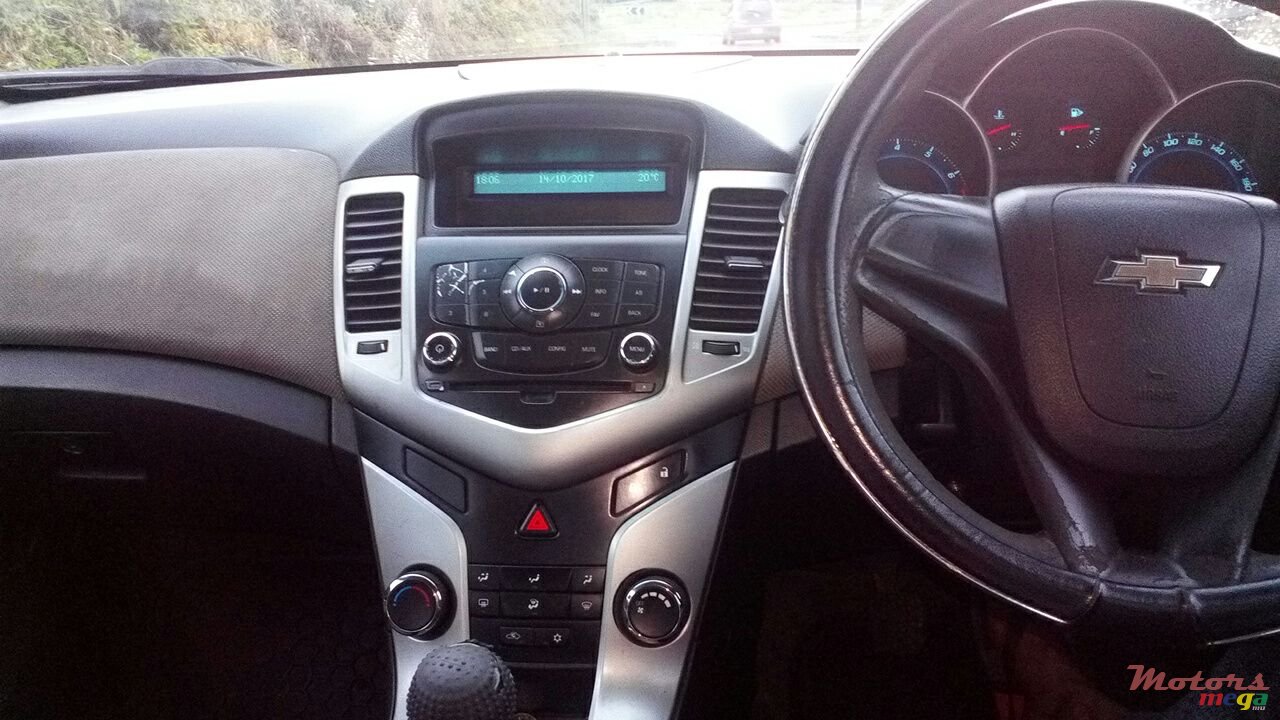 2011' Chevrolet Cruze photo #4