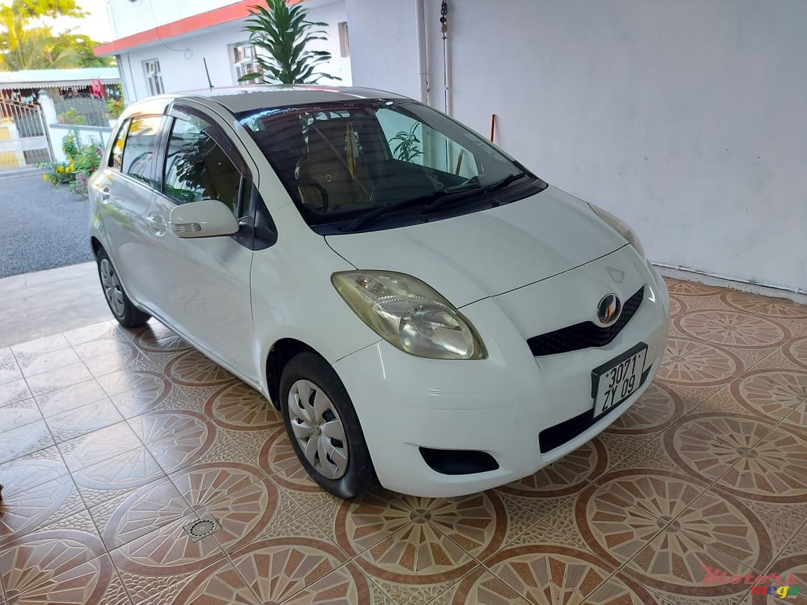 2009' Toyota Vitz photo #4