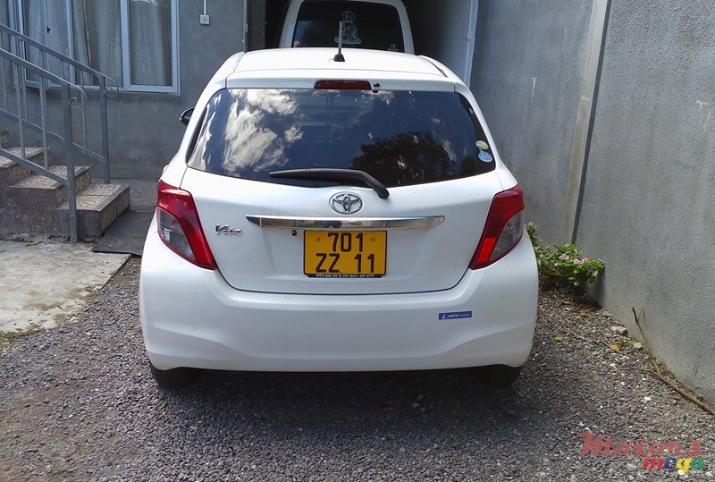 2011' Toyota Vitz photo #5