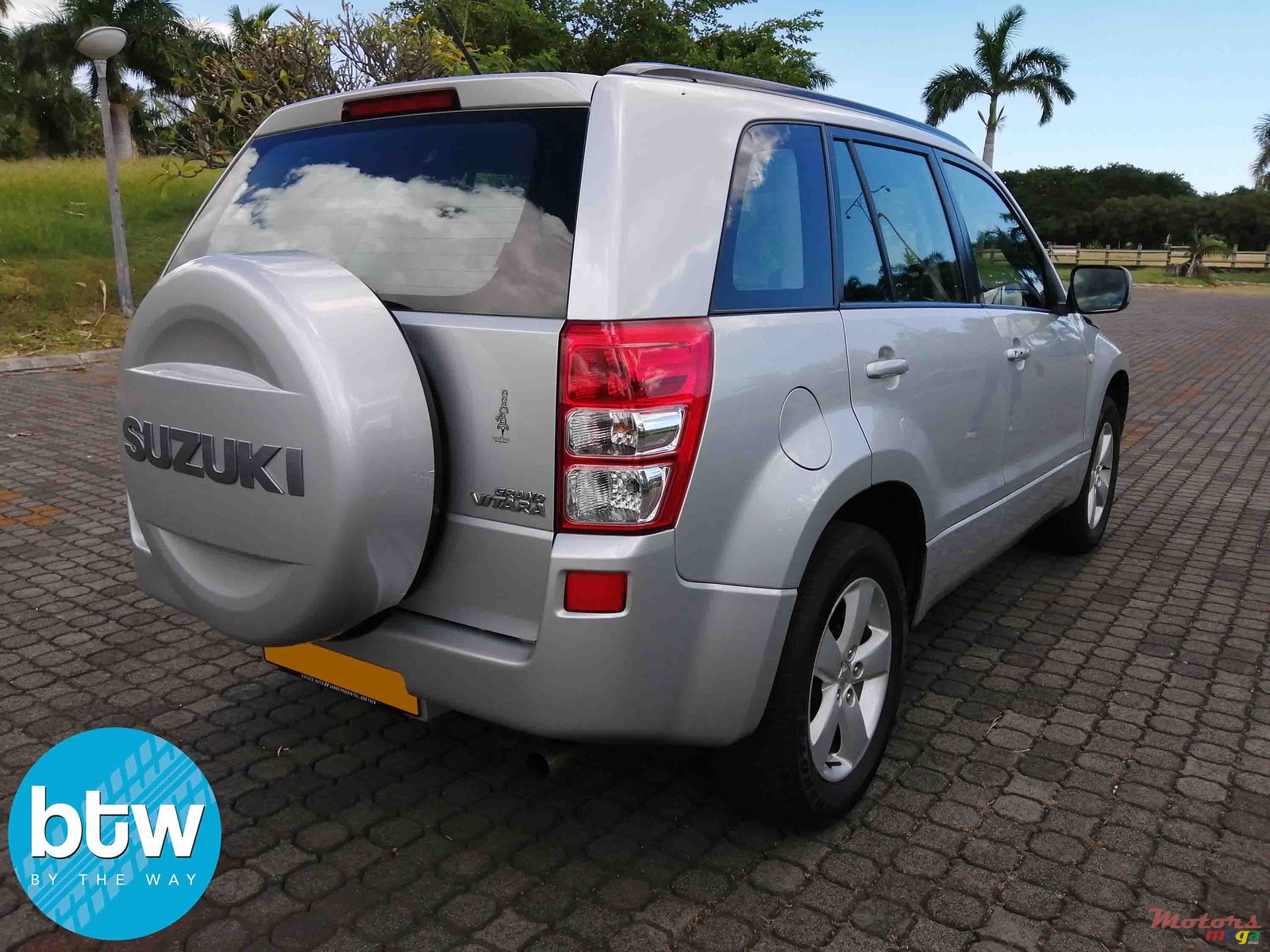 2011' Suzuki Grand Vitara photo #3