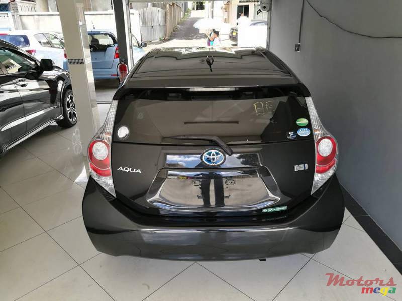 2013' Toyota Prius c photo #3