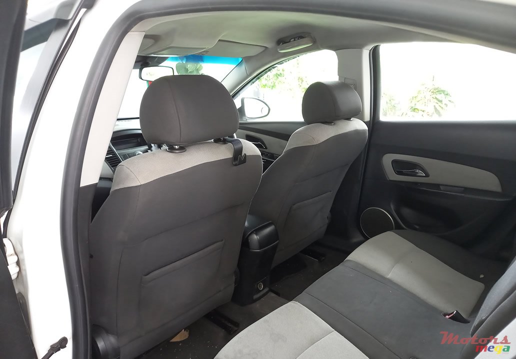 2011' Chevrolet Cruze photo #4
