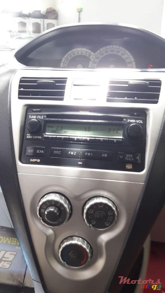 2008' Toyota Yaris photo #3