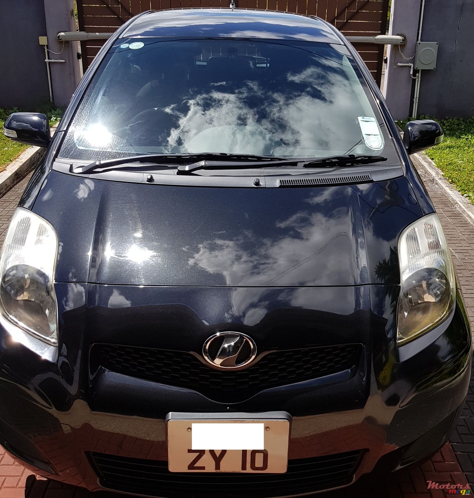 2010' Toyota Vitz photo #1