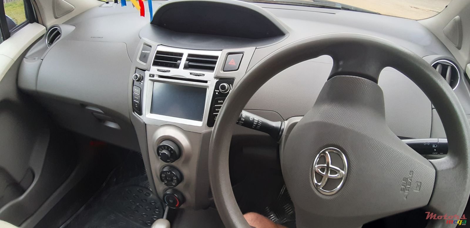 2009' Toyota Vitz photo #3