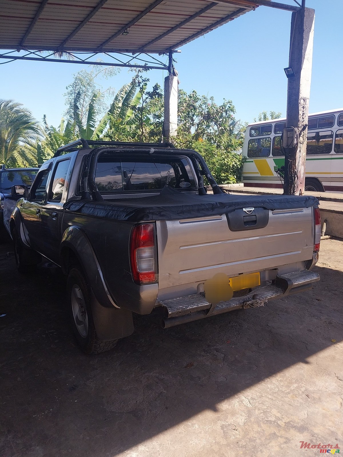2004' Nissan Hardbody 4x4 photo #1