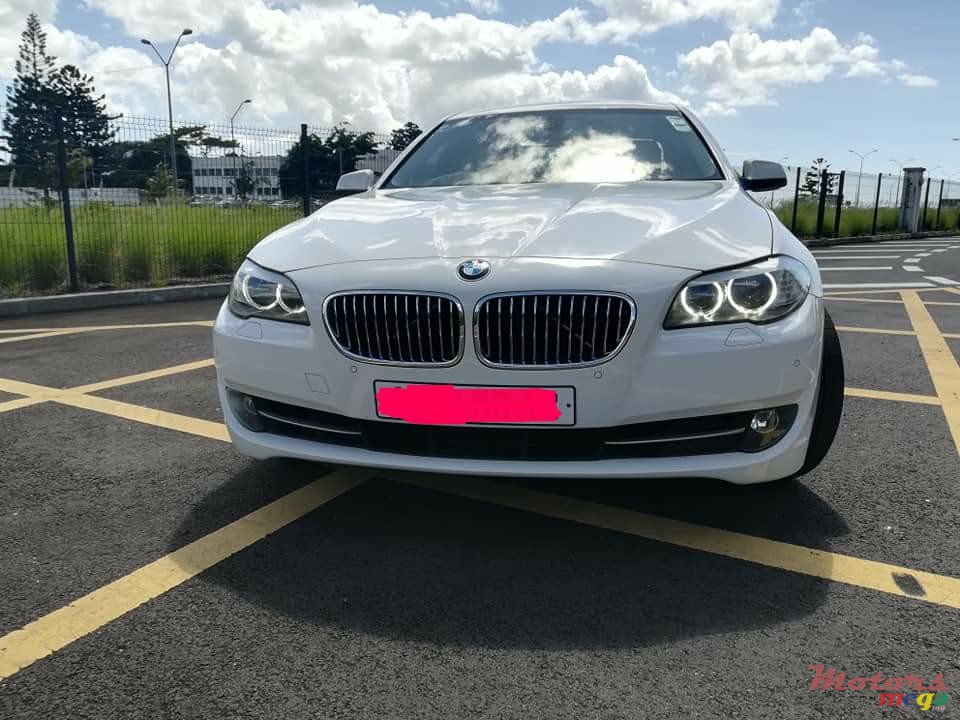 2012' BMW 528 528i photo #1