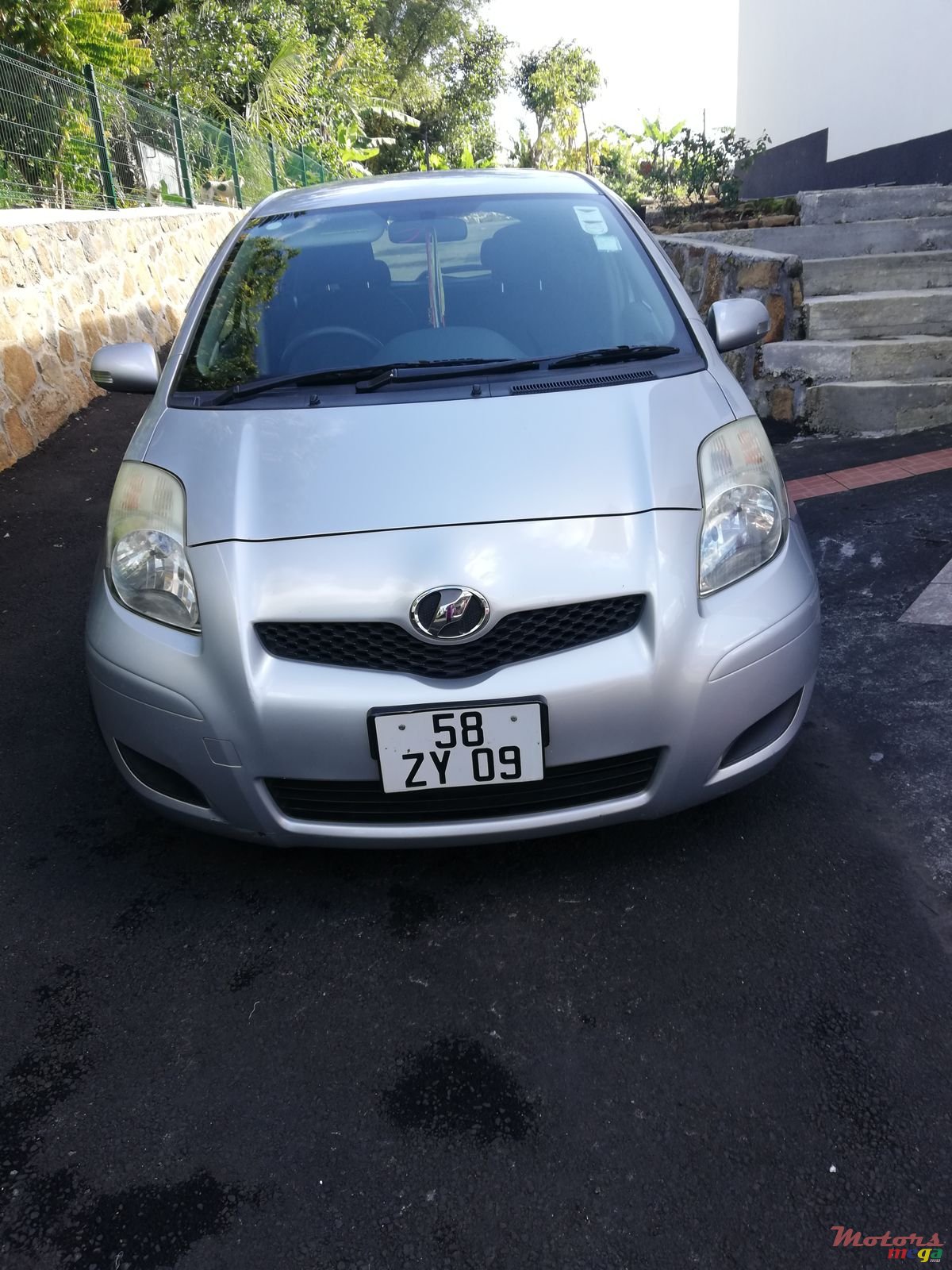 2009' Toyota Vitz photo #3