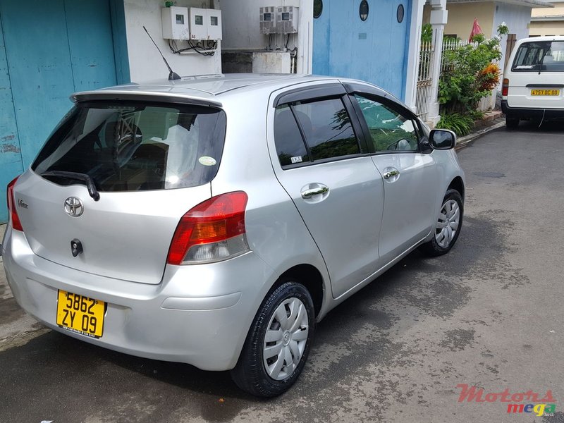 2009' Toyota Vitz photo #1