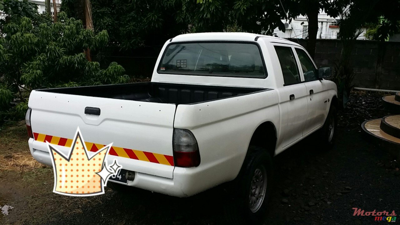 2004' Mitsubishi photo #1