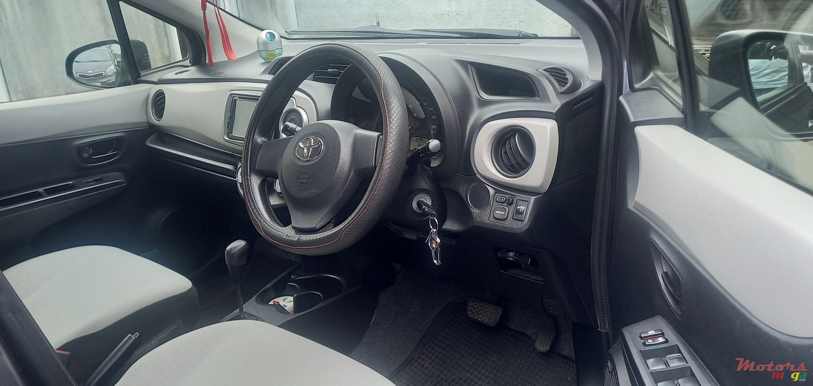 2012' Toyota Vitz photo #5