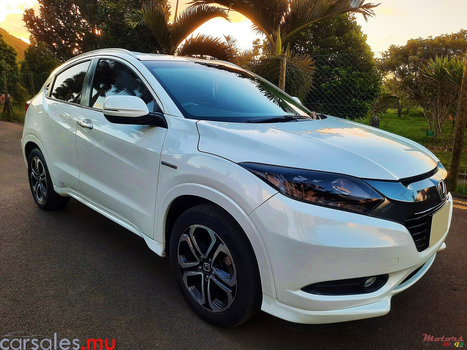 2015' Honda Vezel Z 1.5 Hybrid photo #2