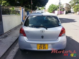 2009' Toyota Vitz photo #3