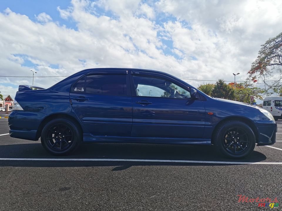 2004' Mitsubishi Lancer GLX photo #2