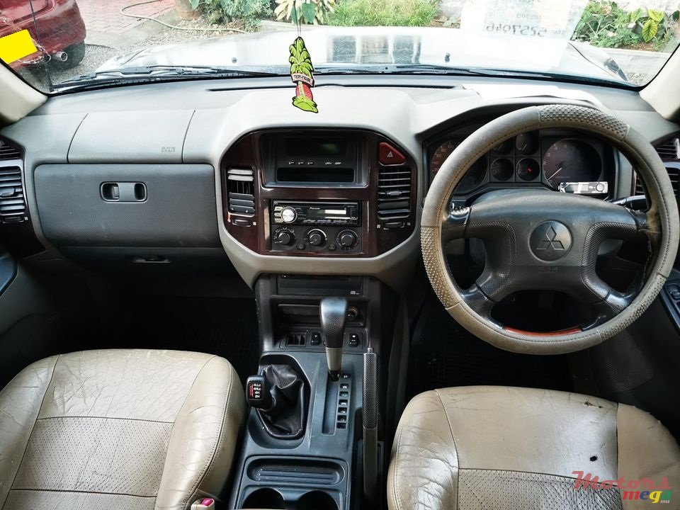 2000' Mitsubishi Pajero photo #5