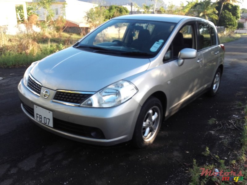 2007' Nissan Tiida Hatchback photo #1