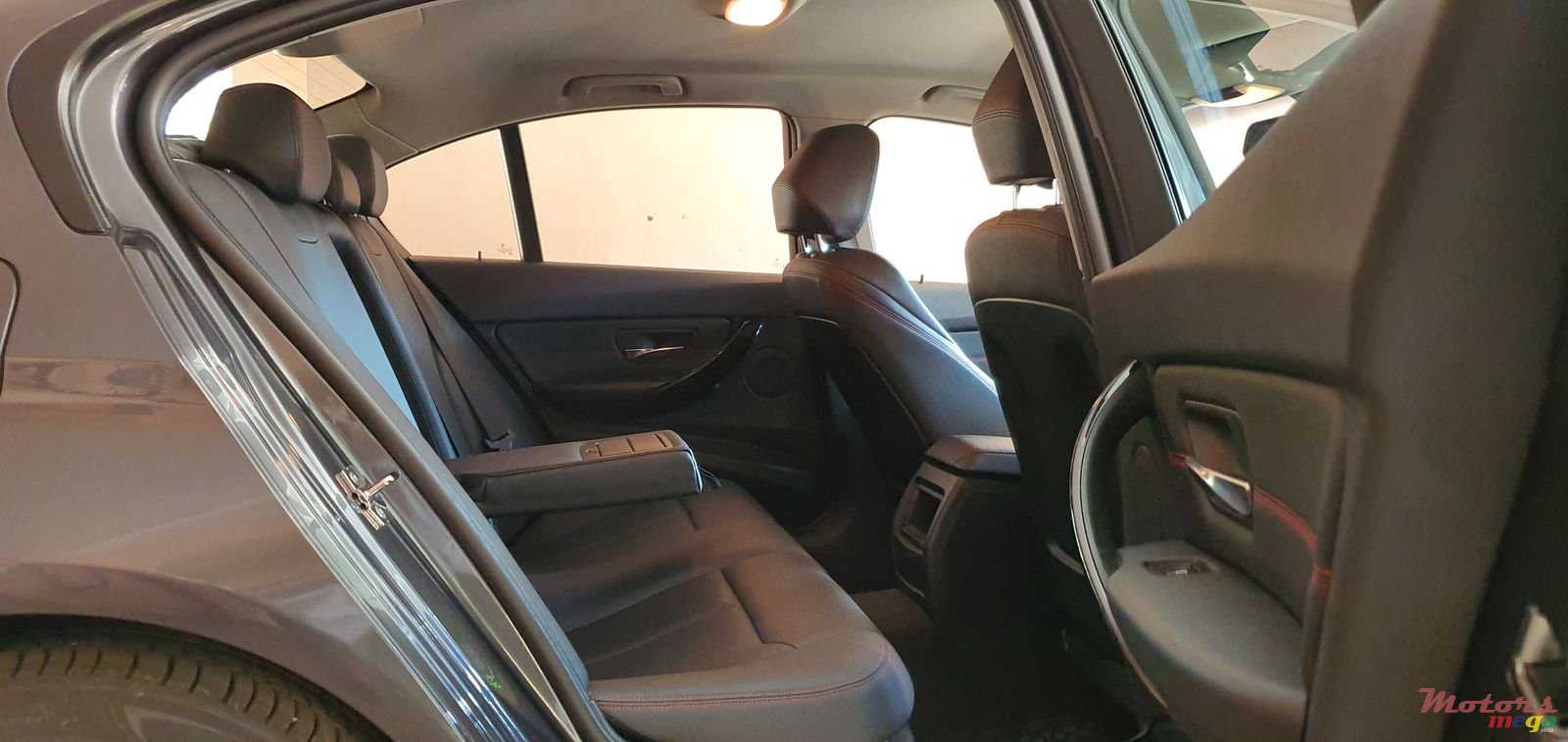 2012' BMW 3 Series photo #5